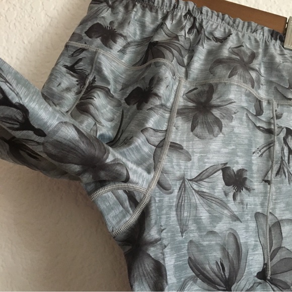 Athleta Salutation Stash Pocket II Print 7/8 Leggings Floral Medium - Picture 4 of 11